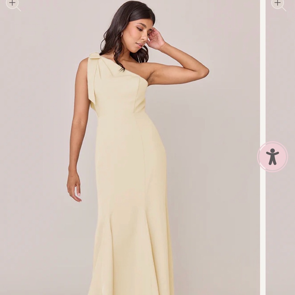 Elegant soft yellow Evening Gown